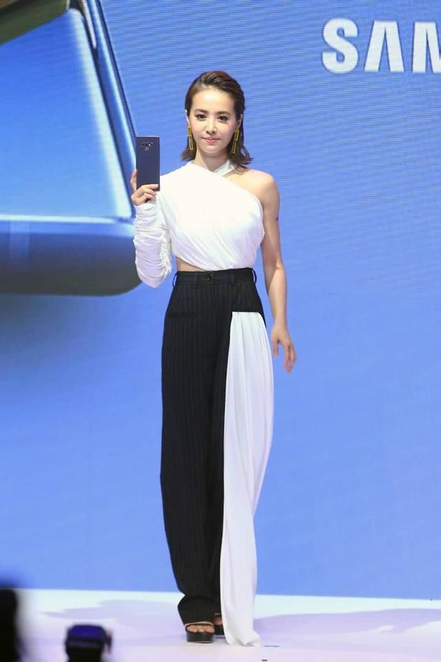 蔡依林脚踩“两根针”,却从裤子里露出“卫生纸”,画面太尴尬了