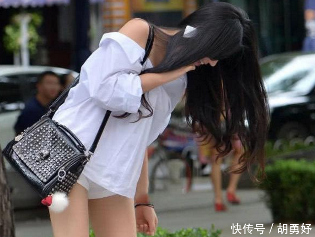 修身穿搭最有型,紧身牛仔短裤成熟大胆,吊带抹胸尽显玲珑身材