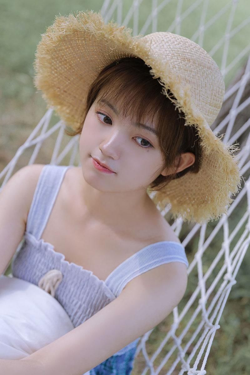 气质大眼美女吊带连衣裙性感户外旅拍图片