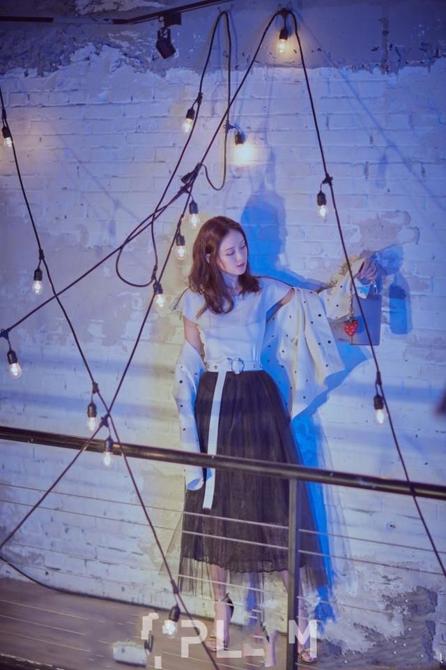 陈乔恩衬衫配牛仔裤，居然还穿了一双短靴，网友：看着都觉得热！