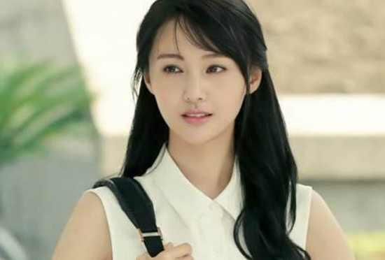 郑爽8月黑料不断，爽粉集体怒怼谣言 网友：爽粉团太铁了