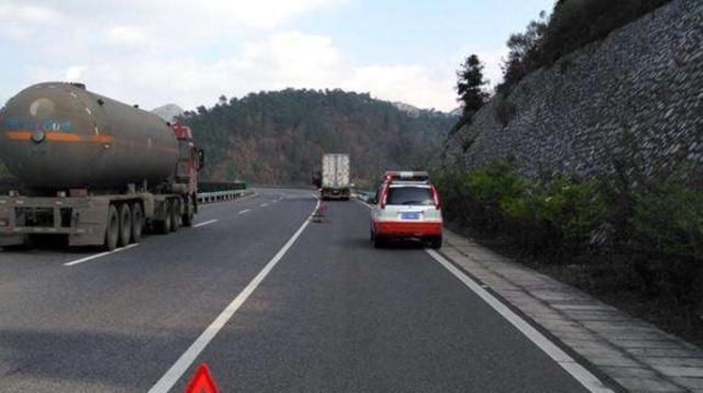 高速半路车坏了咋办？直接找交警吗？很多车主不懂，花了冤枉钱！