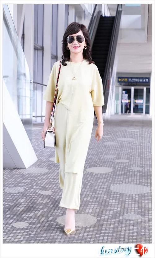 赵雅芝的短裙也太闪了，网友：晃得我头晕!