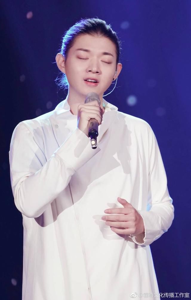 霍尊只是个柔弱美男？看了他的帅气街拍你就不会这么说！