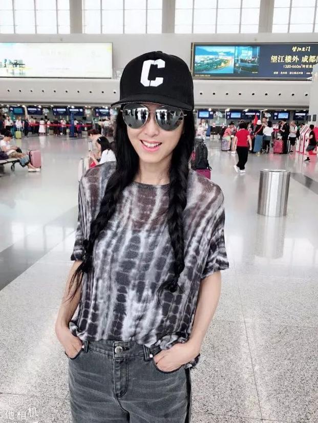 63岁米雪扎双马尾辫扮嫩，还挺少女感！网友：穿鞋的品味有点土！