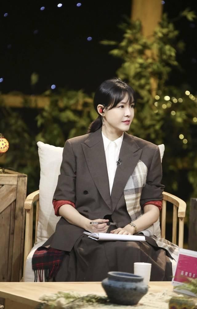  雅致：知名主持人李艾真敢穿，吊带背心配搭半身长裙性感迷人雅致，高級又时尚潮流