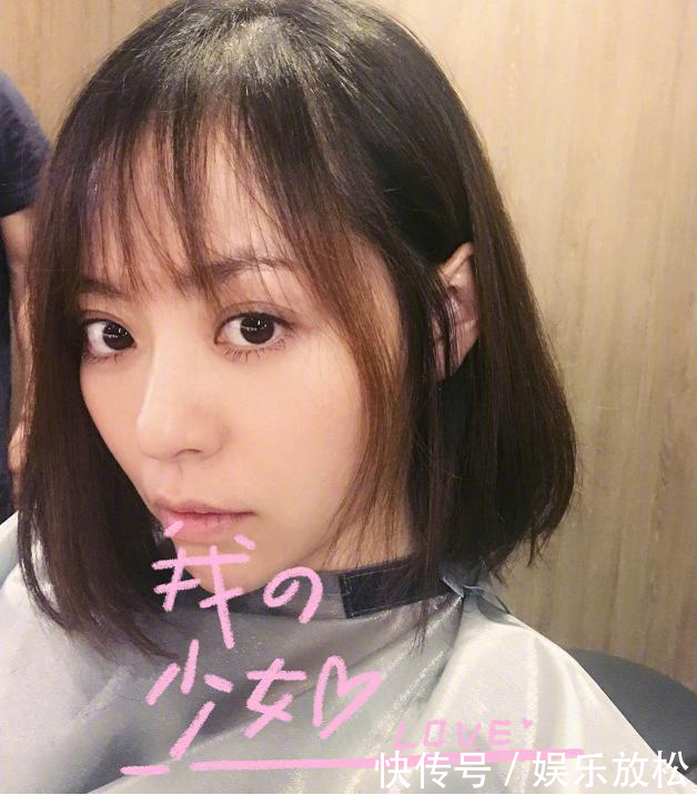 33岁张靓颖穿黑色开衩裙亮相，尽显成熟女性的魅力