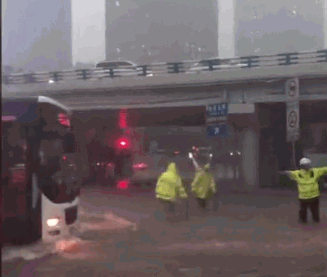 暴雨来袭，魔幻重庆惊现“大桥瀑布”…