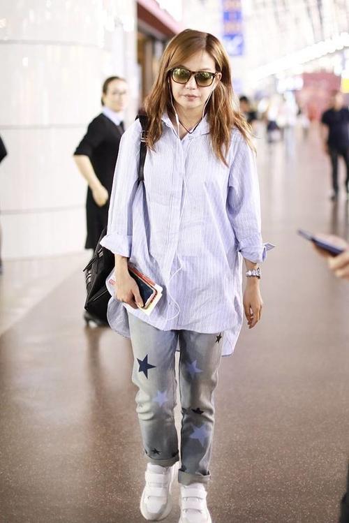 赵薇忽胖忽瘦，都快不认识她了！网友：胖瘦全凭P图师决定！