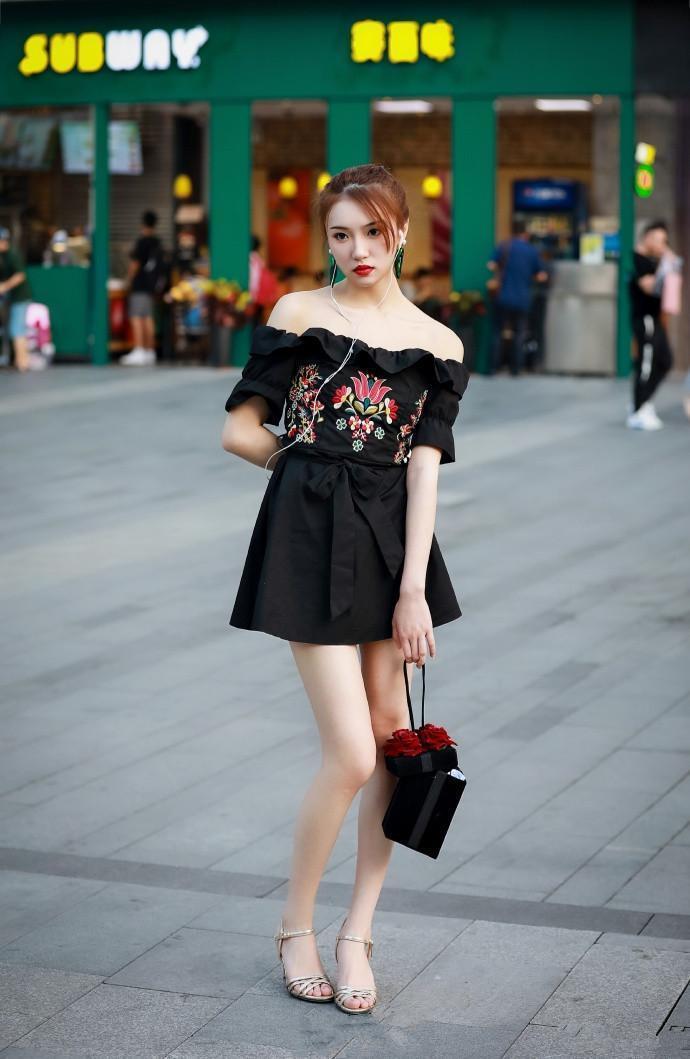 路人街拍：清新美丽的小姐姐，短装下的修长美腿最耀眼