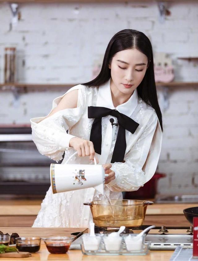 『 花纹图案』丸子头搭配抹胸连衣裙,露背真吸睛,陶昕然34岁反而更加美丽动人