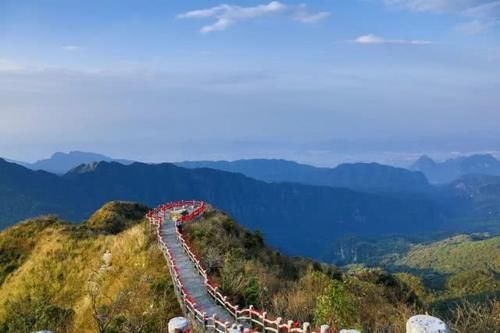 广西被忽视的一座山，主峰海拔1785米，是广西中西部最高点