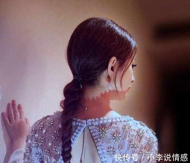 女星纹身照，赵丽颖美到窒息，杨幂的纹身隐秘，最后三位重口味