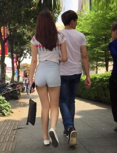 街拍美女，穿上热裤短袖，看起来十分清爽，一身线条展露无遗！