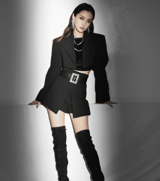 【 杨颖】台上穿长靴的腿细成电棍, 谁看了不嫉妒，黄晓明怕是管不住杨颖了?