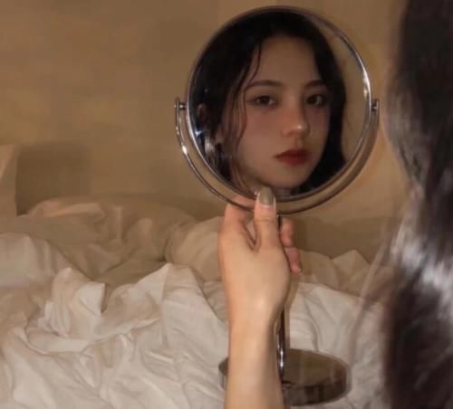 女生|女生经常对嘴唇做这“3件事”,樱桃嘴非你莫属,明白的女孩都笑了