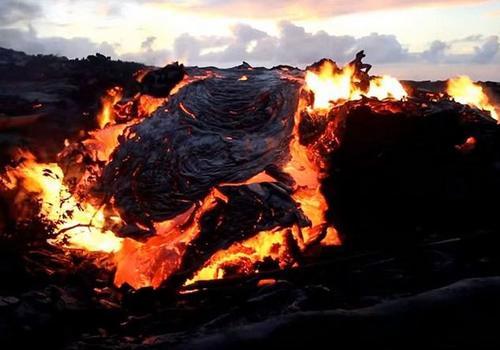 夏威夷活火山喷发 熔浆吞噬森林