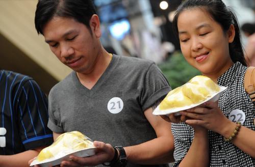 中国游客来泰国旅游, 硬着头皮买了一个榴莲, 结账时: 怎么会?