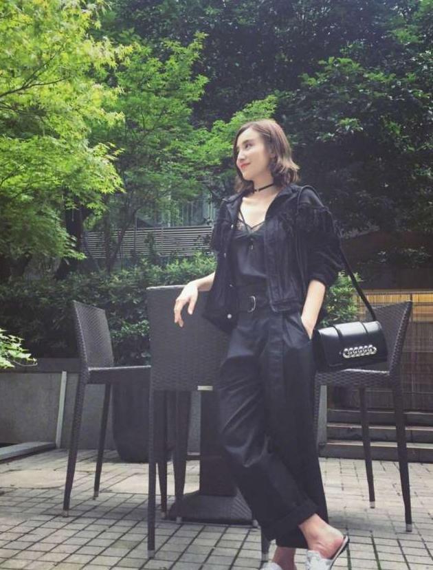 宋佳不愧是时尚教科书, 秋天这么穿那叫个美 读者: 就是脸有点大