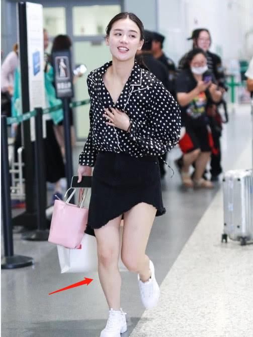 马思纯机场一路飞奔,简直萌翻了!网友:发福了?