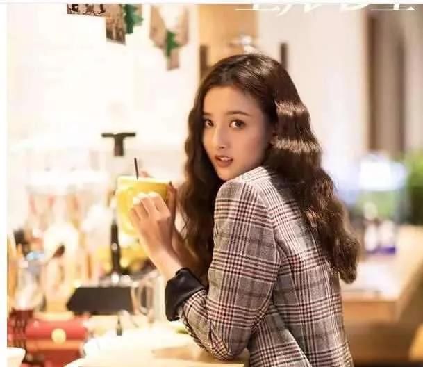 看了宋祖儿的穿搭表现力，真替关晓彤捏把汗