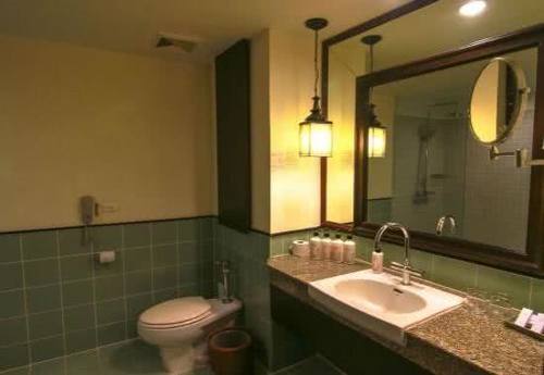 入住酒店之前先拿出荧光笔，涂在手机镜头上，能看到看不见的东西