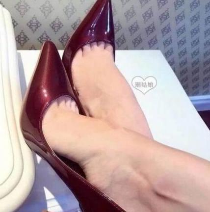 一双尖头细高跟，让你成为自己的女王，给人一种成熟的气质！