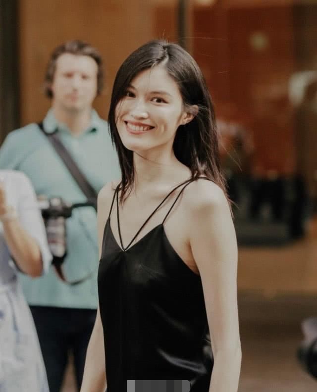 何穗简约黑色吊带维密面试，长发飘飘笑容灿烂