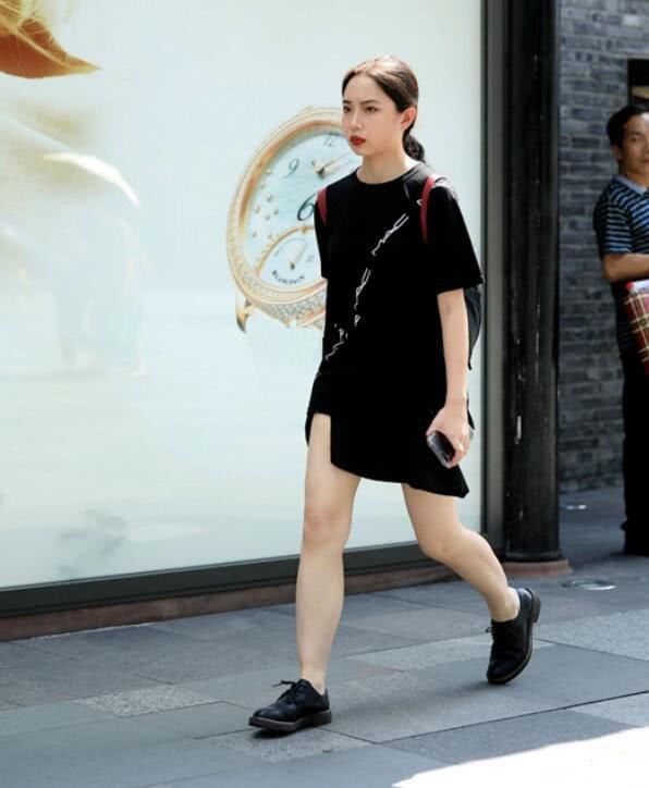 街拍：170美女紧身裤大长腿，遇到150小姐姐，瞬间被KO？