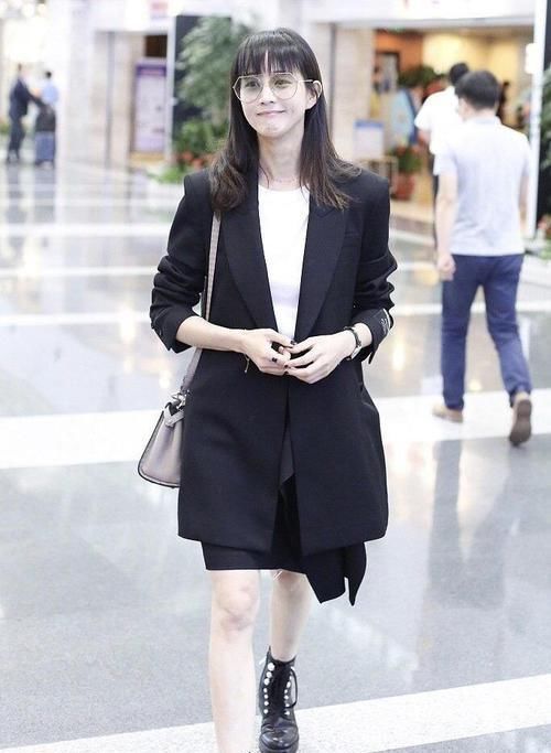  [后搭配上一]张钧甯不愧是“气质女神”，穿杏色风衣轻熟优雅，搭围巾简约时髦