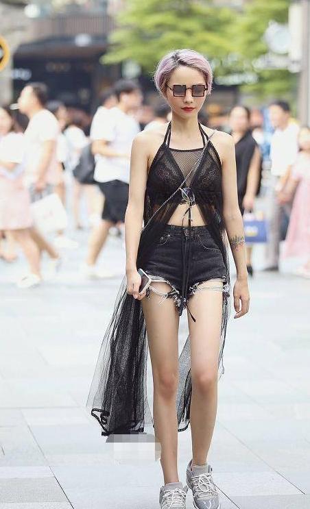 街拍：美女短裤，展示“紧绷笔直”的大长腿，让人为之叹服！