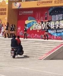搞笑■搞笑GIF:想不想和你最爱的人一起这样玩!哈哈!