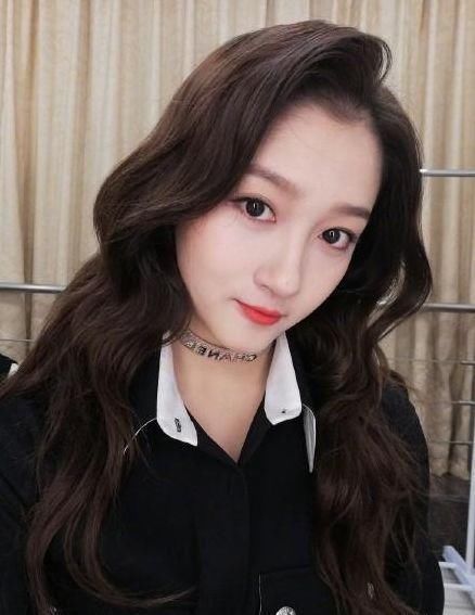 盘点女星大波浪发型：关晓彤老十岁，赵丽颖像芭比，她却美的惊人