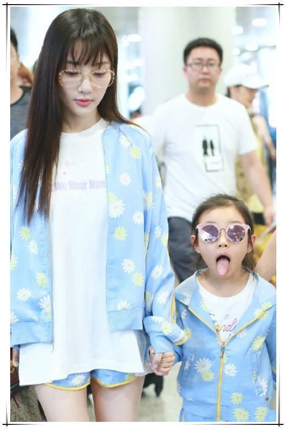 李小璐不过做了个头发就一下嫩回16岁，难怪贾乃亮不舍得离开她呢