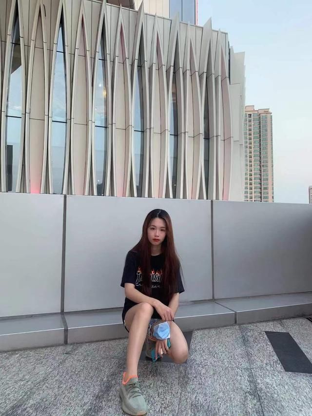  潮牌@SNKR Girls送鞋丨男友衬衫、潮牌、球衣...性感又会搭，就是这期球鞋女生们！4.20-4.26