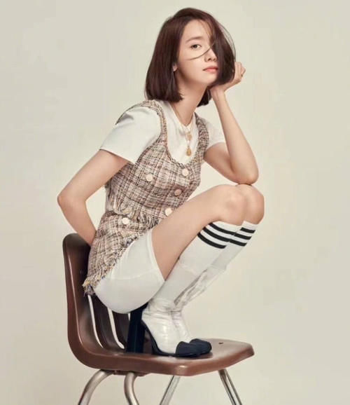 韩国林允儿，简单的牛仔外套，穿出了清新淑女素雅美！