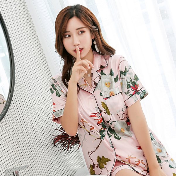 女人洗完澡就穿睡衣?瞧瞧这几款吧，性感妩媚，十足女人味