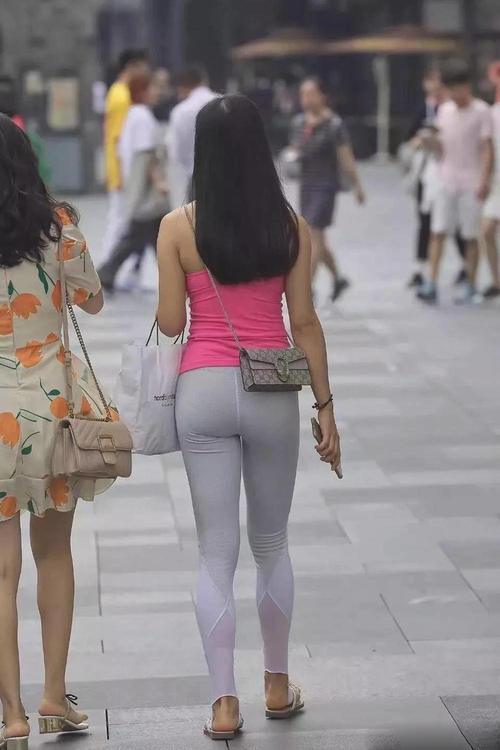 街拍:翘臀紧身裤美女,吊带背心藏不住上半身,微笑迷倒众人!