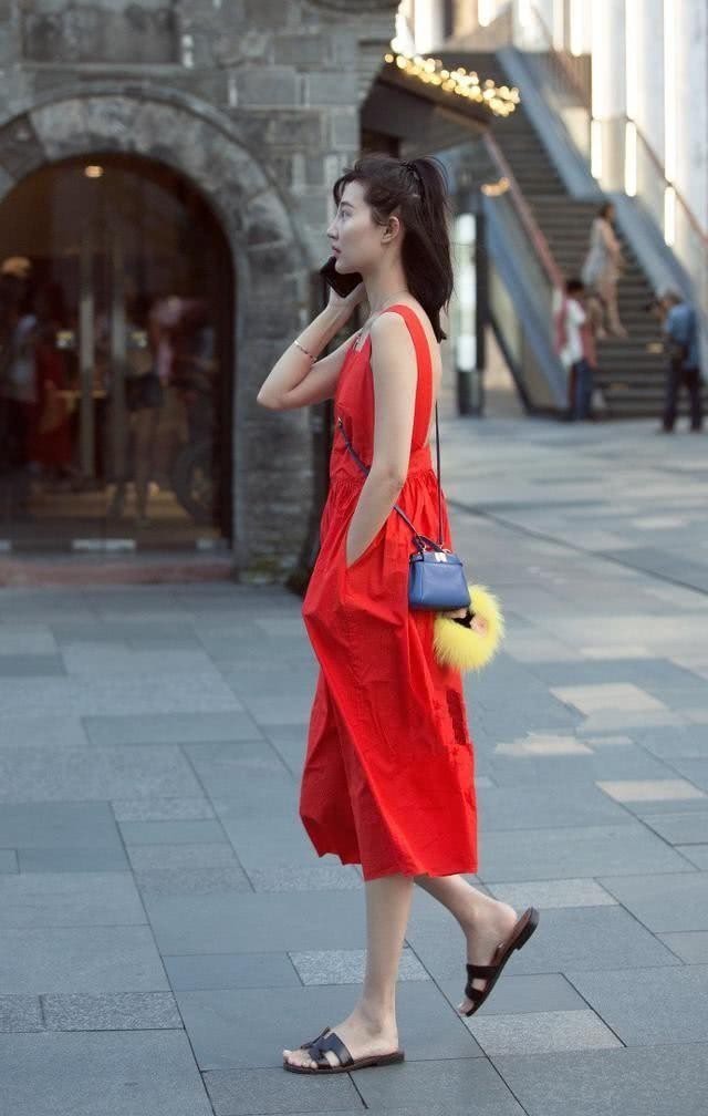 街拍：穿着简单精致美丽的小姐姐，尽显女性优雅身姿！