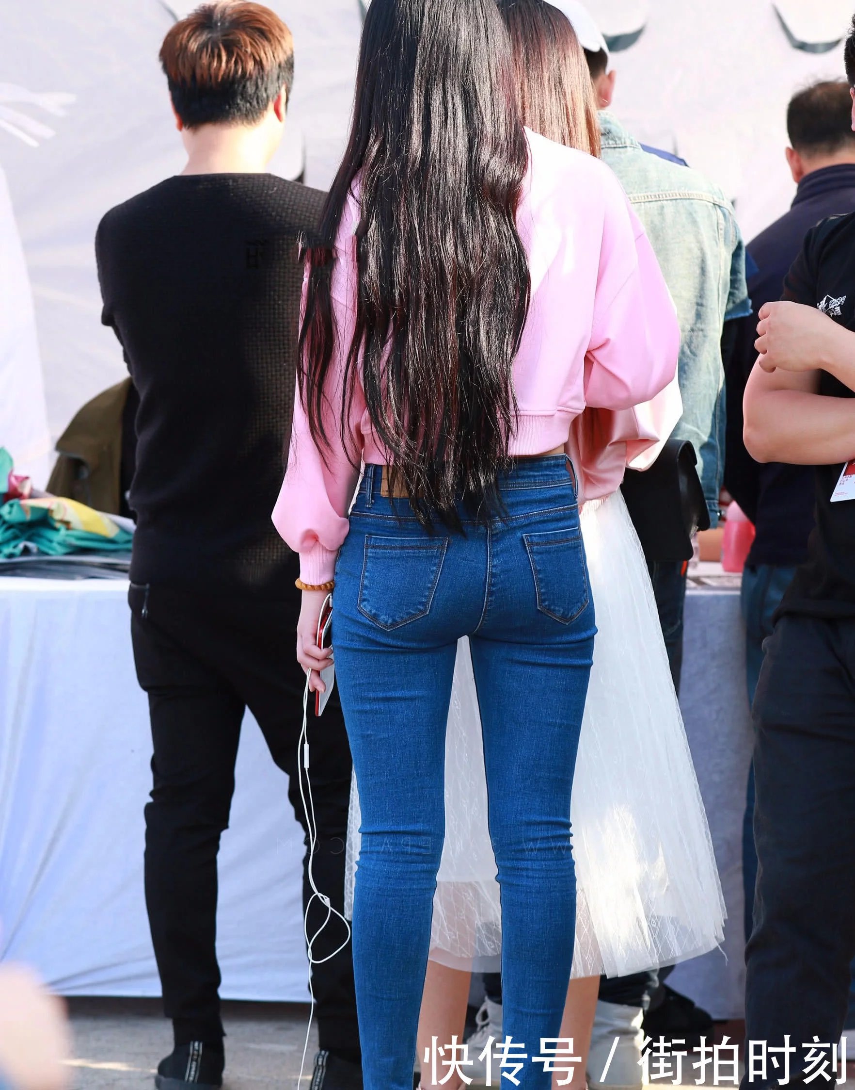 甜美小姐姐露脐装加紧身牛仔裤性感撩人，清纯的长相拥有丰满的身