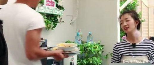 三千块的束胸衣, 让周冬雨穿的尴尬无比, 连黄晓