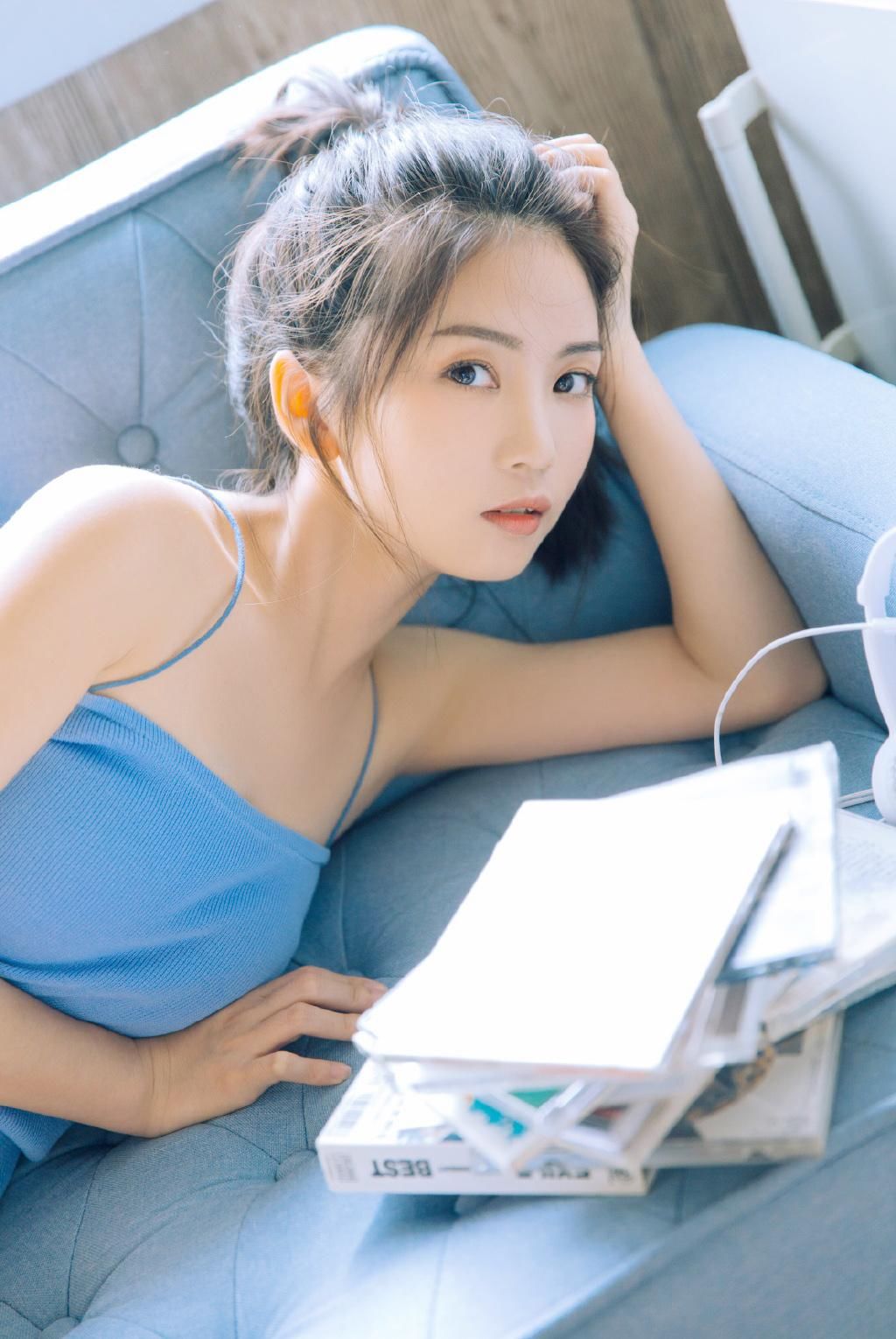 酥胸吊带美女白皙撩人性感写真图片