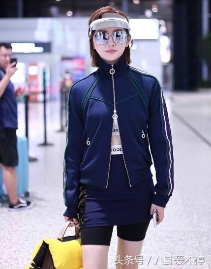 景甜街拍越来越看不懂了!运动服加羽绒包,以前的标配是爱马仕!