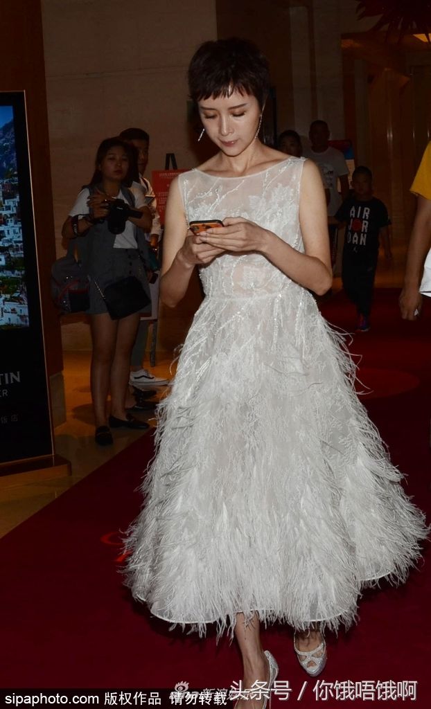 厚底恨天高范冰冰都戒掉了 金巧巧还在穿 高跟鞋品味也太差了