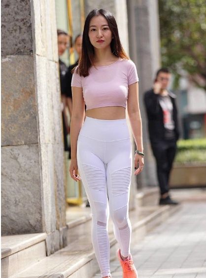 街拍:粉色露脐上衣的小姐姐，穿着白色紧身裤，线条优美迷人!