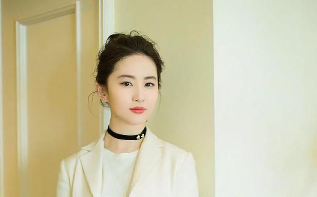 改变一个人的发型相当于整容,溜肩女生掌握这四点,瞬间提升气质