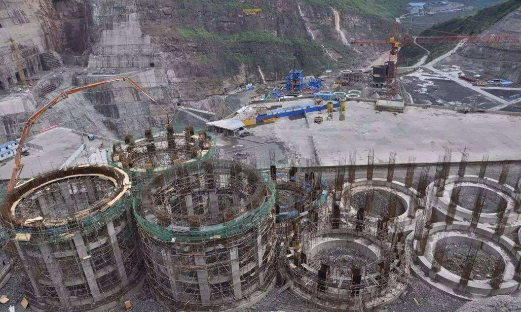 四川境内建设继三峡工程后的全国第二大水电站，十万居民集体搬迁