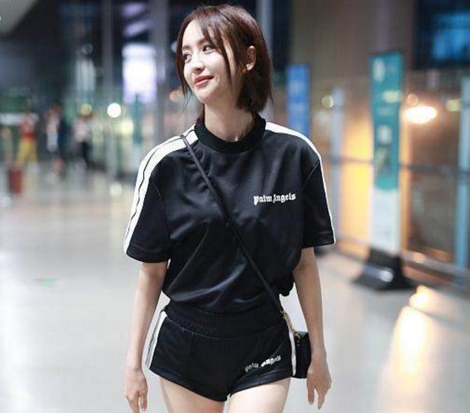 佟丽娅撞衫阚清子，差距一目了然，没佟丽娅腿别把运动短裤当热裤