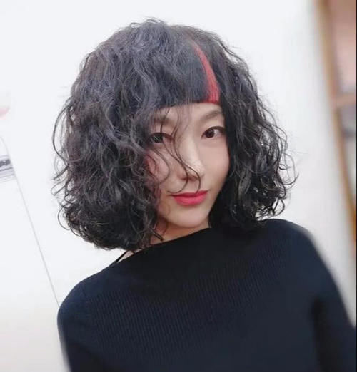  「女人」奔四奔五的女人，尽量别弄这“3种”发型，老气横秋不说，还伤发