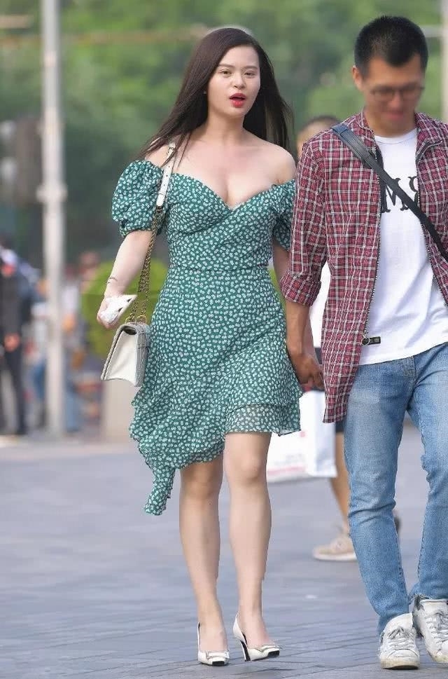 体现:路人街拍,靓女选择短裙把她的双腿曲线体现出来,看着很养眼